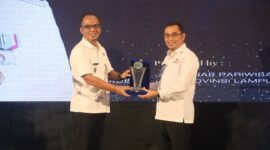 Kepala Dinas Pariwisata Kabupaten Tubaba Apriansyah, S.STP., M.Si menerima penghargaan untuk Drs. M. Firsada, M.Si sebagai Tokoh Keberlanjutan Pariwisata Lampung Tahun 2024 dalam acara bergengsi 