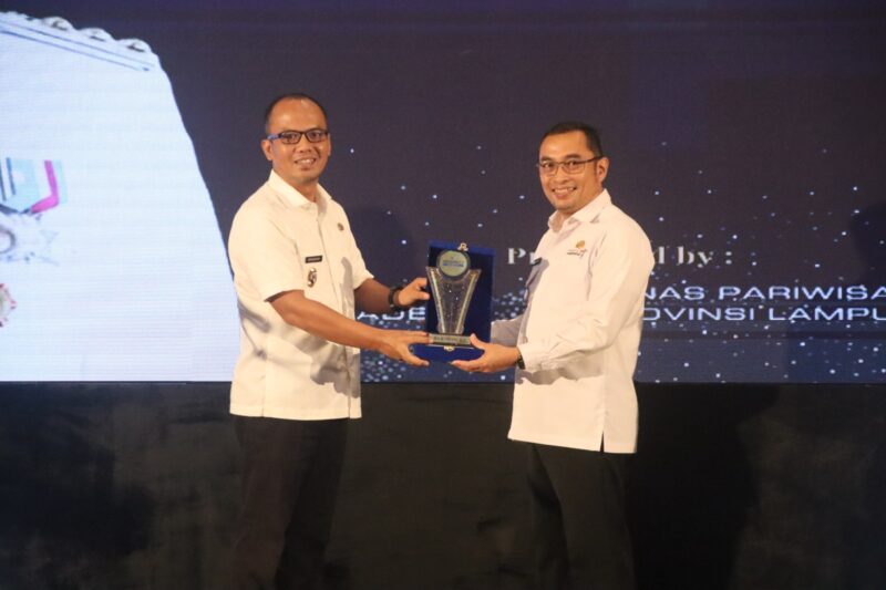 Kepala Dinas Pariwisata Kabupaten Tubaba Apriansyah, S.STP., M.Si menerima penghargaan untuk Drs. M. Firsada, M.Si sebagai Tokoh Keberlanjutan Pariwisata Lampung Tahun 2024 dalam acara bergengsi 