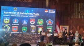 Pemberian Penghargaan Kategori Prevalensi Stunting Terendah 2024 Kota Metro di Semarang. (Ist/NK)