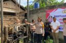 Kapolres Pesawaran AKBP Maya Henny Hitijahubessy, menyerahkan bantuan sumur bor kepada masyakat Desa Sukabanjar. (Soheh/NK)