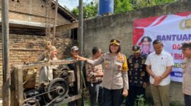Kapolres Pesawaran AKBP Maya Henny Hitijahubessy, menyerahkan bantuan sumur bor kepada masyakat Desa Sukabanjar. (Soheh/NK)