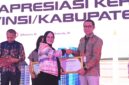 Koordinator Divisi Humas dan Datin Bawaslu Provinsi Lampung, Ahmad Qohar, ketika menerima penghargaan kehumasan terbaik. (Foto: Bawaslu). 