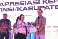 Koordinator Divisi Humas dan Datin Bawaslu Provinsi Lampung, Ahmad Qohar, ketika menerima penghargaan kehumasan terbaik. (Foto: Bawaslu). 