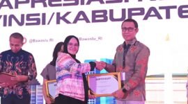 Koordinator Divisi Humas dan Datin Bawaslu Provinsi Lampung, Ahmad Qohar, ketika menerima penghargaan kehumasan terbaik. (Foto: Bawaslu). 