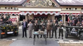 Dandim 0411/KM Geruduk Polres Lampung Tengah foto bersama usai berikan kejutan pada Hari Bhayangkara ke-78. (Asep/NK)