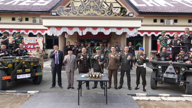 Dandim 0411/KM Geruduk Polres Lampung Tengah foto bersama usai berikan kejutan pada Hari Bhayangkara ke-78. (Asep/NK)