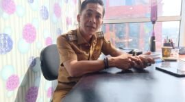 Kepala UPTD PPA Kota Bandarlampung, A Prisnal, saat diwawancarai di ruang kerjanya. (Foto: Agis)