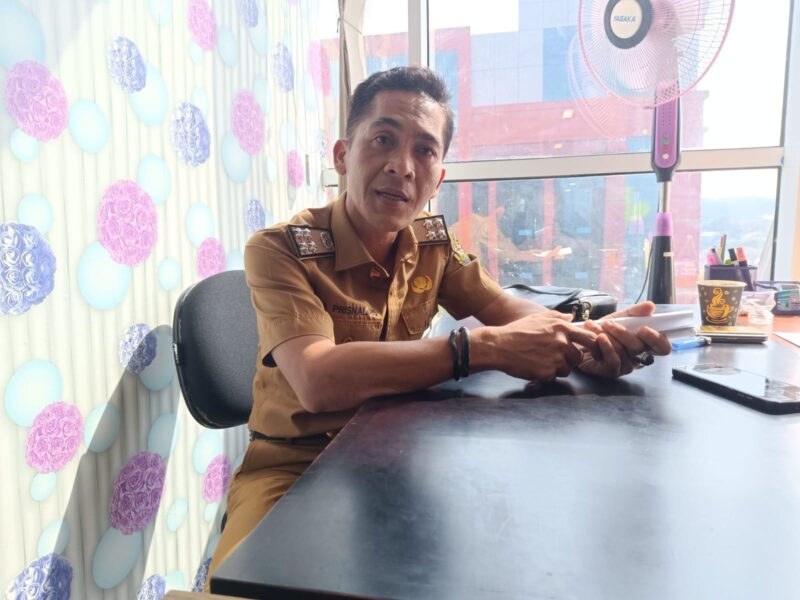 Kepala UPTD PPA Kota Bandarlampung, A Prisnal, saat diwawancarai di ruang kerjanya. (Foto: Agis)