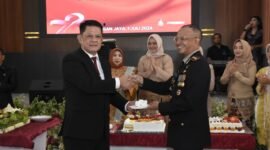 Kapolres Tubaba, AKBP Ndaru Istimawan,  memberikan potongan tumpeng kepada Pj Bupati M Firsada, pada kegiatan syukuran Hari Bhayangkara ke-78 di Aula Mapolres, Senin (1/7/2024). (Arie/NK)