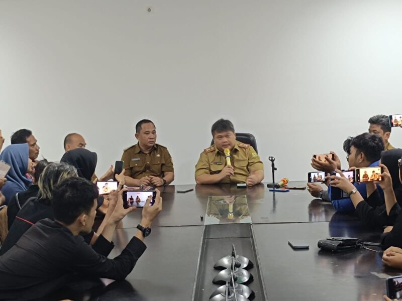 Kepala BPKAD Kota Bandarlampung, M Nur Ramdhan, menggelar konferensi pers di Ruang Rapat BPKAD Bandarlampung. (Foto: Agis) 