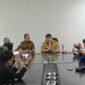 Kepala BPKAD Kota Bandarlampung, M Nur Ramdhan, menggelar konferensi pers di Ruang Rapat BPKAD Bandarlampung. (Foto: Agis) 