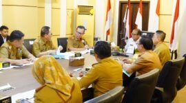 Pj Gubernur Lampung, Samsudin, ketika memimpin rapat pembentukan satgas Judol. (Foto: Diskominfotik Lampung). 