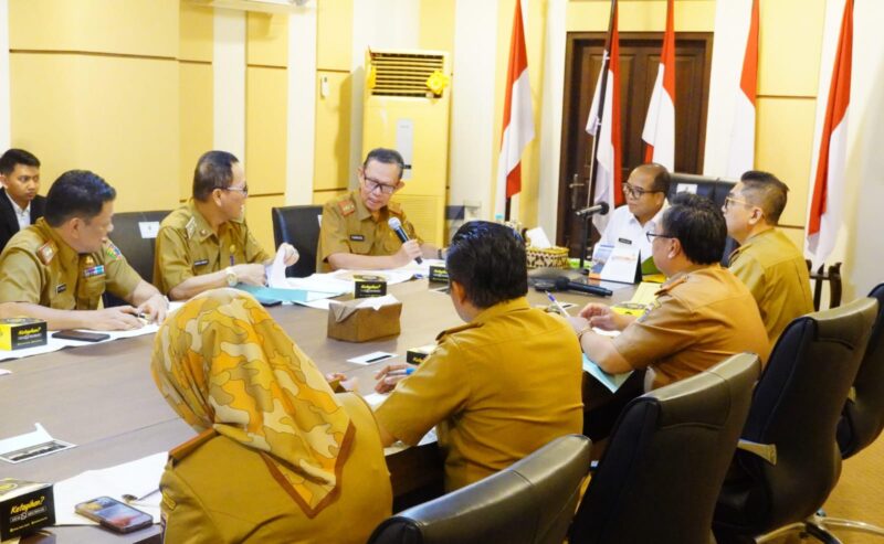 Pj Gubernur Lampung, Samsudin, ketika memimpin rapat pembentukan satgas Judol. (Foto: Diskominfotik Lampung). 