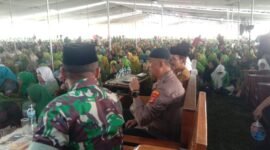 Aparat gabungan mengamankan pengajian Harlah ke-78 Muslimat NU Pringsewu. (Reza/NK)
