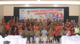 Pengurus KONI Lampung Barat, foto bersama Pengkab Cabor dan KOK saat mengikuti rapat anggota tahun 2024. (Iwan/NK)