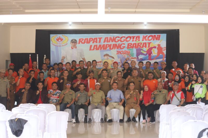 Pengurus KONI Lampung Barat, foto bersama Pengkab Cabor dan KOK saat mengikuti rapat anggota tahun 2024. (Iwan/NK)