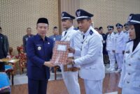 Pj Bupati Pringsewu Marindo Kurniawan, menyerahkan SK perpanjang jabatan kepala pekon di Aula Kantornya. (Reza/NK)