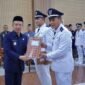 Pj Bupati Pringsewu Marindo Kurniawan, menyerahkan SK perpanjang jabatan kepala pekon di Aula Kantornya. (Reza/NK)