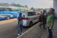 Kanwil Kemenag Lampung, Puji Rahardjo, ketika mengisyaratkan sampai jumpa kepada jamaah haji. (Foto: Luki)