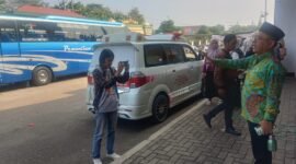 Kanwil Kemenag Lampung, Puji Rahardjo, ketika mengisyaratkan sampai jumpa kepada jamaah haji. (Foto: Luki)