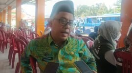 Kanwil Kemenag Lampung, Puji Rahardjo, ketika mengisyaratkan sampai jumpa kepada jamaah haji. (Foto: Arsip Luki)