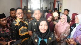 Walikota Eva Dwiana saat diwawancarai di RS A Dadi Tjokrodipo Bandarlampung. (Foto: Dok/Humas) 