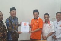 Ketua DPW PKS Lampung, Mufti Salim, menyerahkan SK Rekomendasi Calon bupati Lampung Barat kepada Parosil Mabsus, Kamis (4/7/2024). (Iwan/NK)