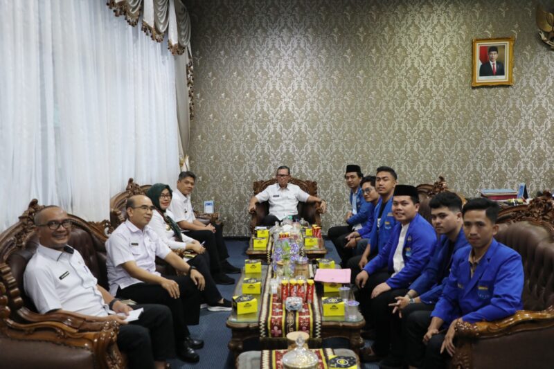 PMII Bandarlampung ketika beraudiensi dengan Sekdaprov Lampung. (Foto: Adpim)