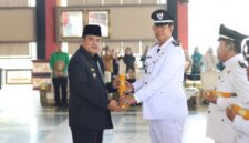 Bupati Lampung Tengah, Musa Ahmad memberikan SK pengukuhan kepada Kepala Kampung. (Ist/NK)