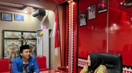 Ketua PMII Bandarlampung, Dapid Novian Mastur, ketika berdialog dengan Walikota Bandarlampung, Eva Dwiana. (Foto: Luki) 