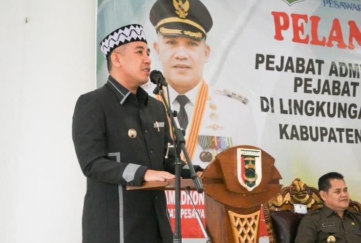 Bupati Pesawaran Dendi Ramadhona saat memberikan sambutan pada rotasi jabatan. (Soheh/NK)