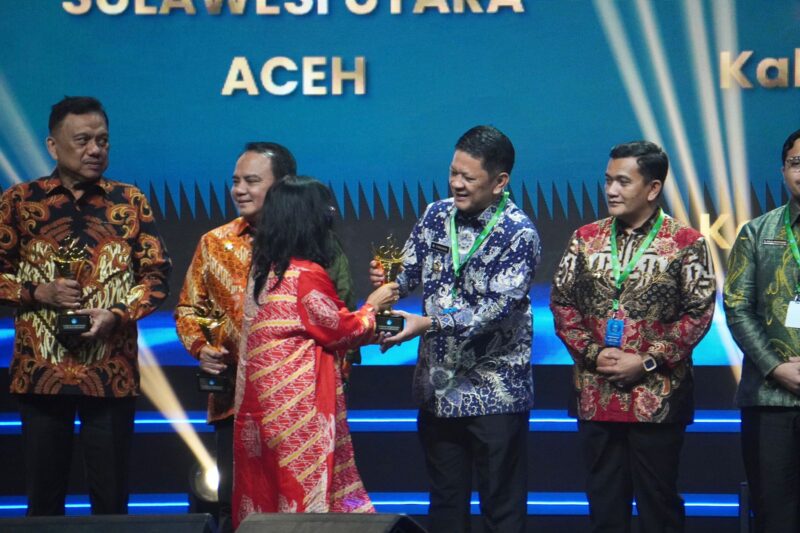 Pj Bupati Tubaba M Firsada, saat menerima penghargaan Anugerah Merdeka Belajar Kategori Transformatif dari Pemerintah Pusat. (Ist/NK)