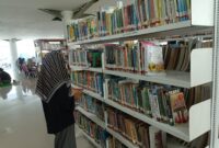 Pengunjung Perpusda Lampung ketika sedang membaca buku. (Foto: Luki) 