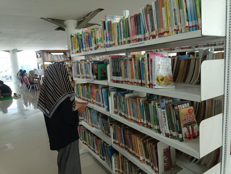 Pengunjung Perpusda Lampung ketika sedang membaca buku. (Foto: Luki) 