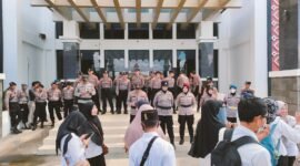 Sejumlah guru honorer yang akan menyampaikan aspirasinya kepada DPRD Kabupaten Tubaba, dijaga puluhan polisi sebelum diterima jajaran DPRD. (Arie/NK)