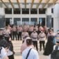 Sejumlah guru honorer yang akan menyampaikan aspirasinya kepada DPRD Kabupaten Tubaba, dijaga puluhan polisi sebelum diterima jajaran DPRD. (Arie/NK)