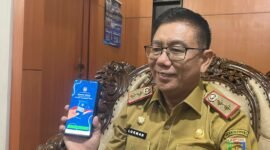 Kadisdukcapil Lampung, Lukman, ketika diwawancarai awak media. (Foto: Luki) 