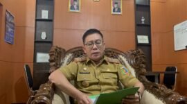 Kadisdukcapil Lampung, Lukman, ketika diwawancarai awak media. (Foto: Luki) 