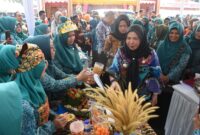 Walikota Eva Dwiana menyambangi peserta di lomba masakan tradisional Lampung yang digelar Dinas Pariwisata. (Foto: Dok/Humas) 
