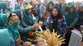 Walikota Eva Dwiana menyambangi peserta di lomba masakan tradisional Lampung yang digelar Dinas Pariwisata. (Foto: Dok/Humas) 