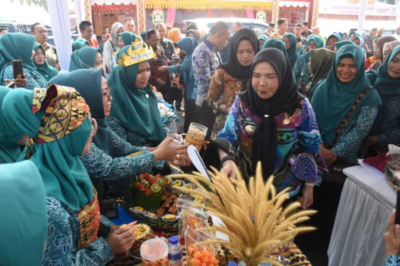 Walikota Eva Dwiana menyambangi peserta di lomba masakan tradisional Lampung yang digelar Dinas Pariwisata. (Foto: Dok/Humas) 