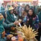 Walikota Eva Dwiana menyambangi peserta di lomba masakan tradisional Lampung yang digelar Dinas Pariwisata. (Foto: Dok/Humas) 