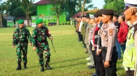 Dandim 0424 Tanggamus, Letkol Inf. Vicky Heru Harsanto, memeriksa pasukan saat apel persiapan pengamanan Kunker Presiden RI ke Kabupaten Tanggamus, Jumat (12/7/2024). (Rapik/NK)