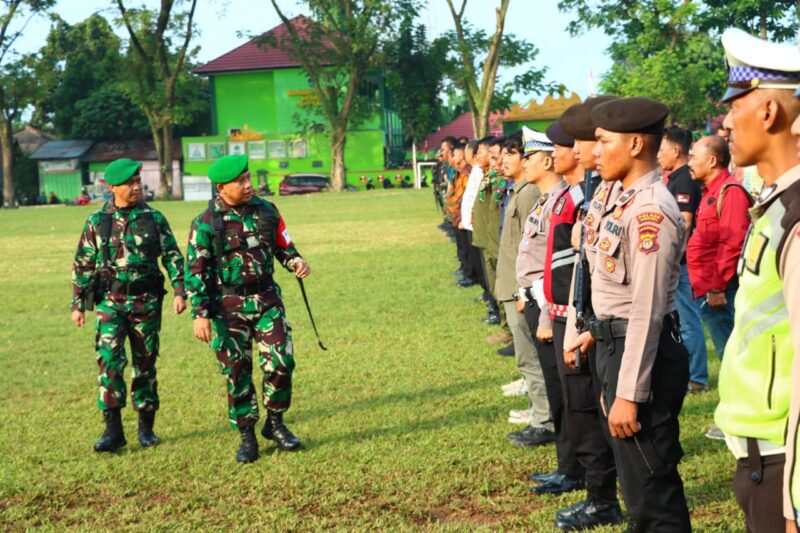 Dandim 0424 Tanggamus, Letkol Inf. Vicky Heru Harsanto, memeriksa pasukan saat apel persiapan pengamanan Kunker Presiden RI ke Kabupaten Tanggamus, Jumat (12/7/2024). (Rapik/NK)