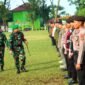 Dandim 0424 Tanggamus, Letkol Inf. Vicky Heru Harsanto, memeriksa pasukan saat apel persiapan pengamanan Kunker Presiden RI ke Kabupaten Tanggamus, Jumat (12/7/2024). (Rapik/NK)