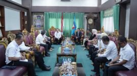 Pj Bupati Pringsewu, Marindo Kurniawan, memimpin rapat strategis yang bertujuan untuk mengembangkan Usaha Mikro, Kecil, dan Menengah. (Ist/NK)