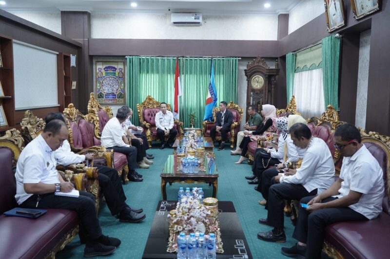 Pj Bupati Pringsewu, Marindo Kurniawan, memimpin rapat strategis yang bertujuan untuk mengembangkan Usaha Mikro, Kecil, dan Menengah. (Ist/NK)