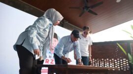 Cagub Lampung, RMD, ketika melakukan penandatanganan. (Foto: Humas) 