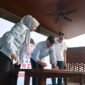 Cagub Lampung, RMD, ketika melakukan penandatanganan. (Foto: Humas) 