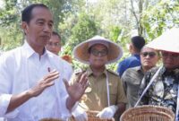 Pj Gubernur Lampung, Samsudin, ketika menemanis Kunker Presiden RI, Jokowi. (Foto: Adpim)
